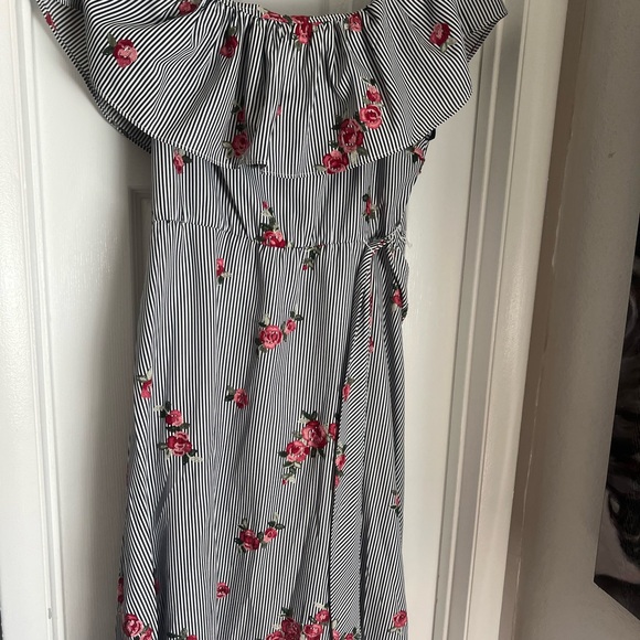 Calvin Klein Dress with embroidered flowers. - Picture 11 of 13